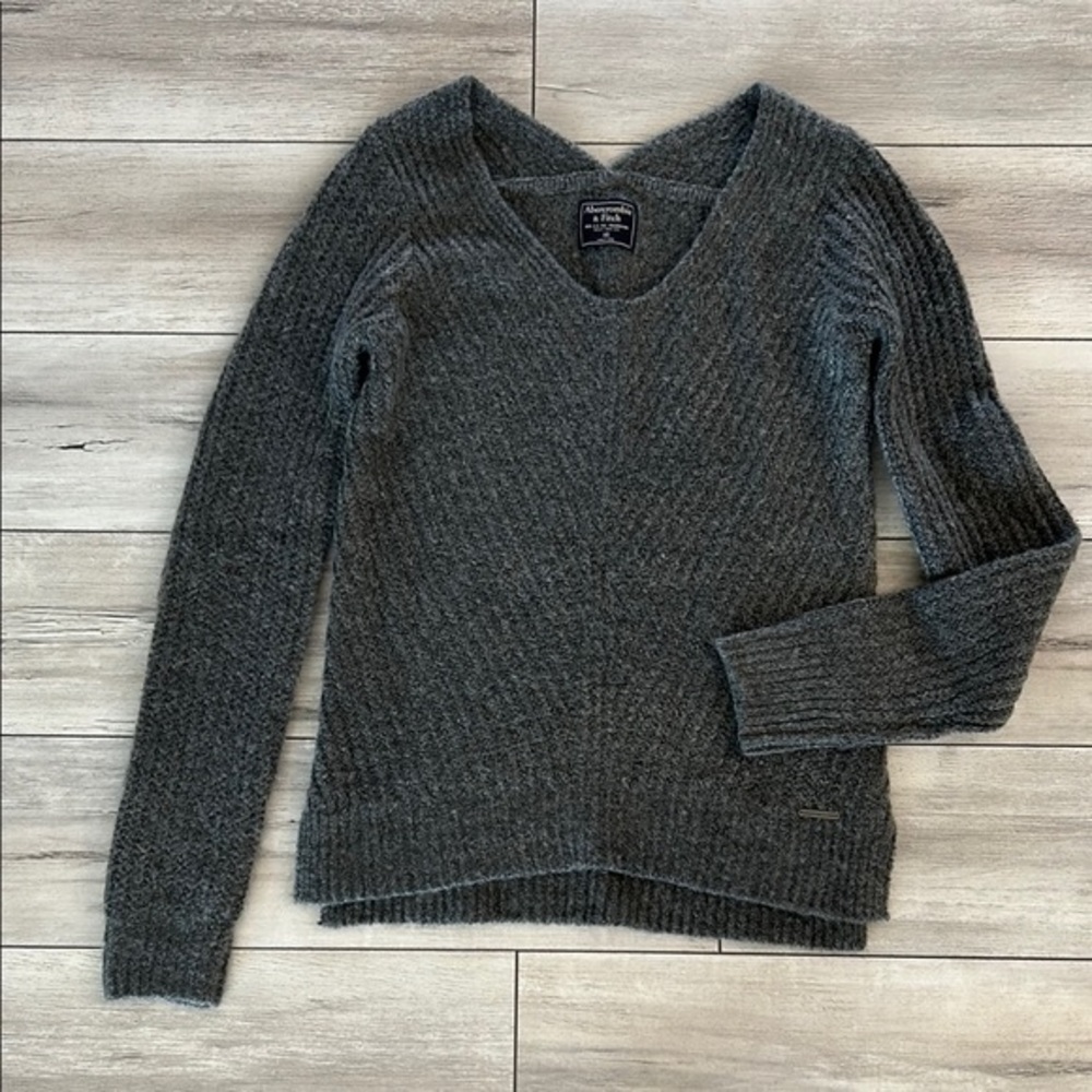 Abercrombie & Fitch gray knitted v-neck sweater size XS